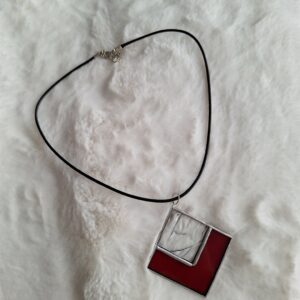 Collier carré rouge et transparent