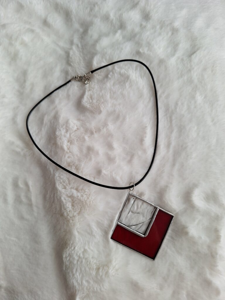 Collier carré rouge et transparent